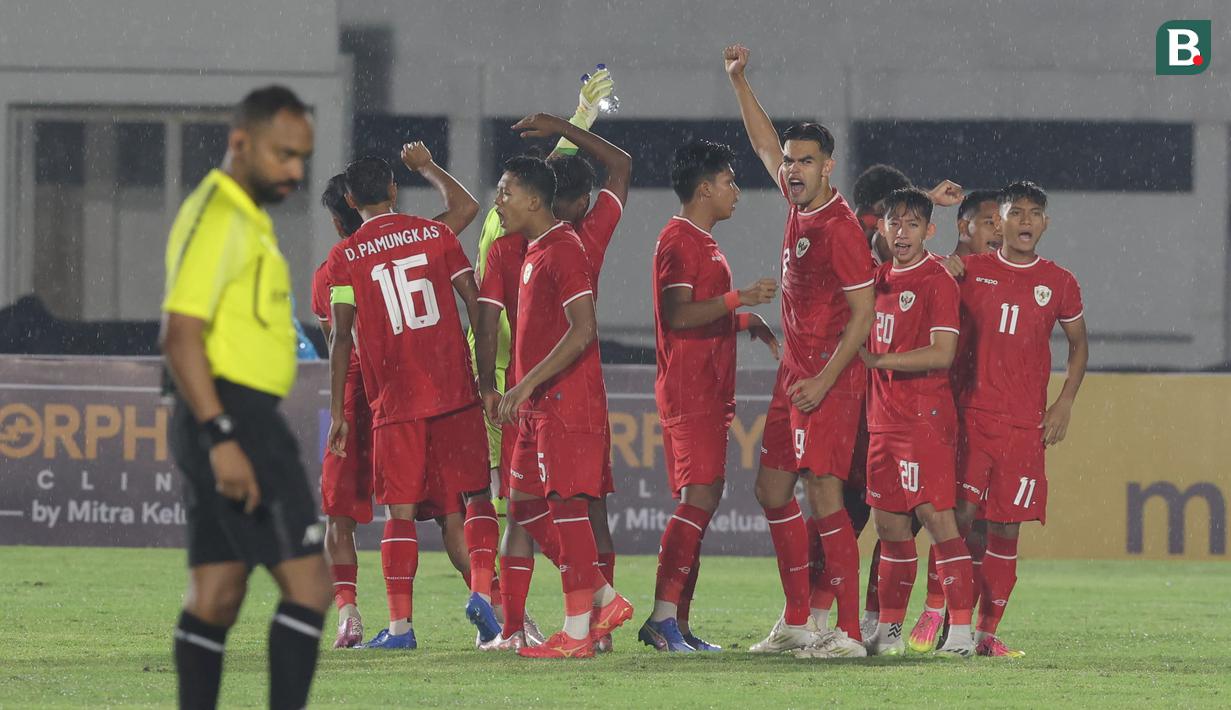 Pemain Timnas Indonesia U-20 melakukan tos saat laga Kualifikasi Piala Asia U-20 2025 melawan Maladewa di Stadion Madya, Senayan, Jakarta, Selasa (25/09/2024). (Bola.com/M Iqbal Ichsan)