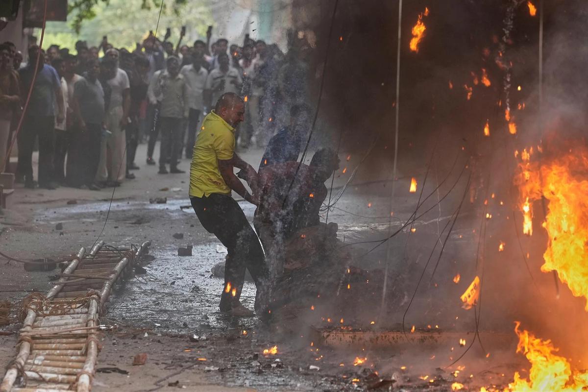 FOTO: Evakuasi Dramatis Korban Kebakaran Hotel di New Delhi