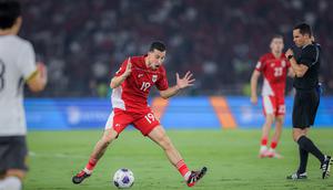 Ekspresi pemain Timnas Indonesia, Thom Jan Haye,&nbsp;saat melawan Timnas China pada pertandingan Kualifikasi Piala Dunia 2026 di Stadion Utama Gelora Bung Karno, Jakarta, Kamis (5/6/2025). (Bola.com/Bagaskara Lazuardi)