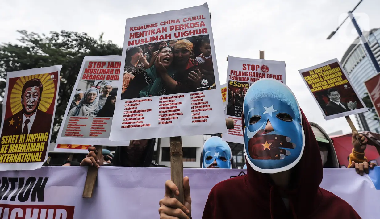 Mahasiswa mengenakan topeng dan membawa poster saat aksi demonstrasi di depan Kedutaan Besar (Kedubes) China, Jakarta, Jumat (30/9/2022). Dalam demo tersebut mahasiswa menuntut pemerintah China untuk menghentikan kekerasan terhadap umat muslim di China khususnya di Uighur serta masyarakat Tibet, Mongolia, Hongkong dan Taiwan. (Liputan6.com/Johan Tallo)