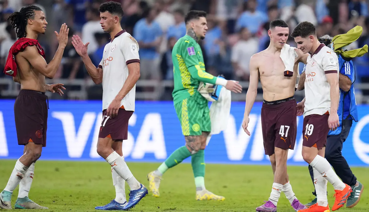Selebrasi kemenangan para pemain Manchester City setelah mengalahkan Urawa Red Diamonds dengan skor 3-0 pada laga semifinal Piala Dunia Klub 2023 di King Abdullah Sports City Stadium, Jeddah, Arab Saudi, Rabu (20/12/2023) dini hari WIB. (AP Photo/Manu Fernandez)