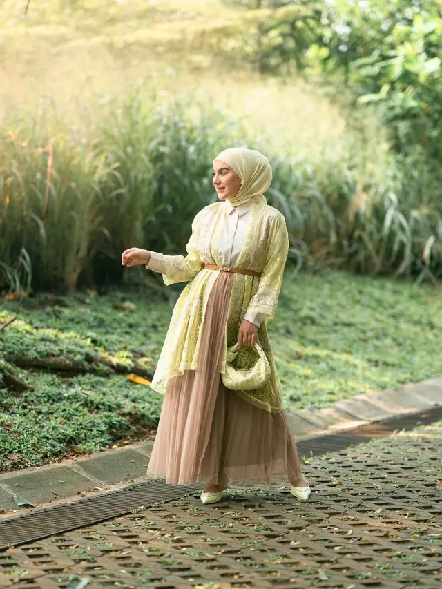 8 Ide Mix and Match Rok A-Line dari Seleb Hijab Indonesia, Zaskia Sungkar hingga Irish Bella