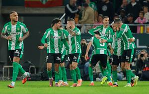 Skuad Real Betis merayakan gol Antony ke gawang Barcelona Minggu (7/12/2025) (AP Photo/Manu Reino)