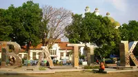 Alun-alun kota lama Pekalongan menjadi salah satu destinasi wisata keluarga di akhir pekan.