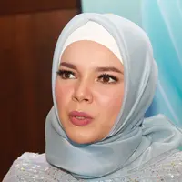 "Jujur aku enggak berhak untuk menghakimi atau men-judge karena setiap orang punya perjalanan masing masing. Tapi kalau dibilang sebagai teman meskipun kami enggak dekat, apakah aku menyayangkan? Tentu," kata Dewi Sandra. (Nurwahyunan/Bintang.com)