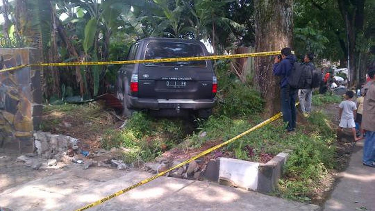 Sebuah mobil menabrak pembatas jalan hingga keluar jalan di Jalan Kapt 