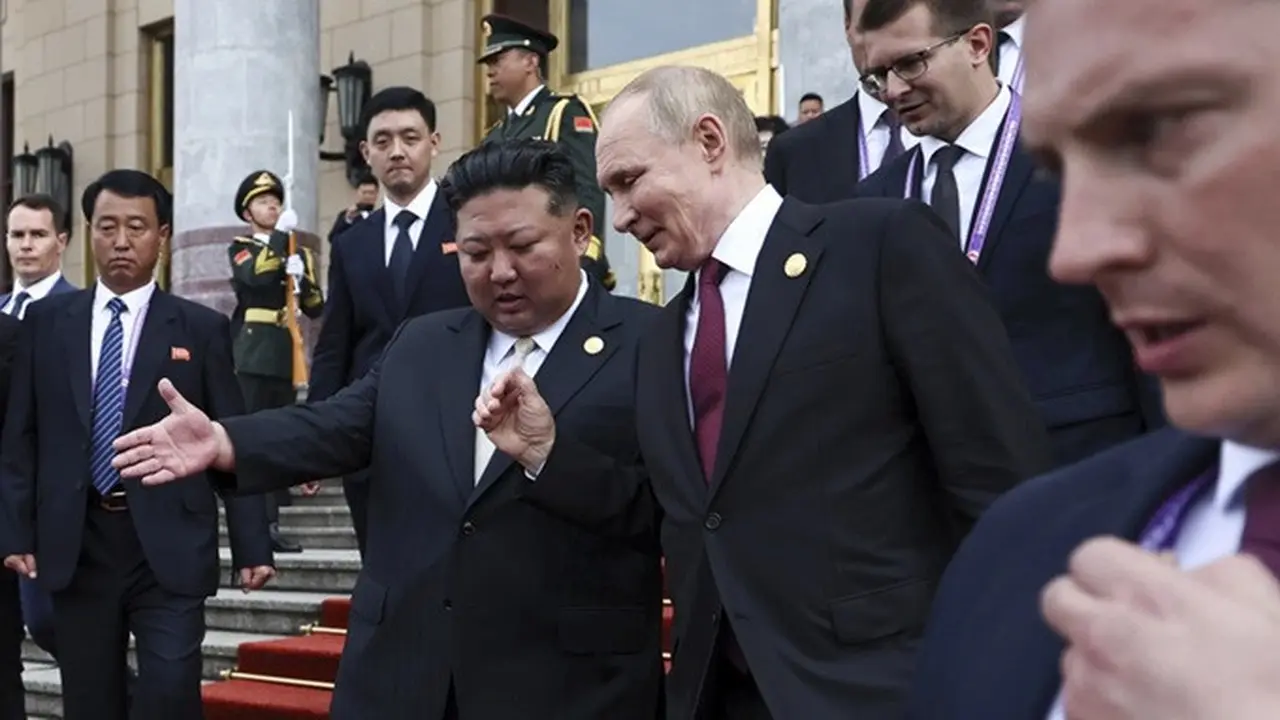 Presiden Rusia Vladimir Putin dan Pemimpin Korea Utara Kim Jong Un di Beijing, China, Rabu, (3/9/2025).