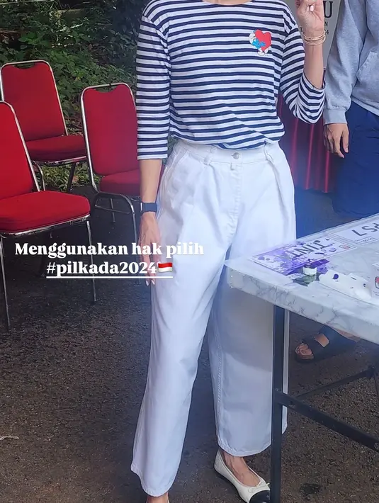 Loemongga Haoemasan gunakan hak pilihnya dengan busana kasual. Ia padukan stripe long sleeve dengan celana putih dan flatshoes hitam putih [@loemongga]