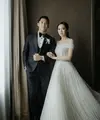 Shanju kembali mengenakan gaun rancangan desainer Elsie Chrysila untuk momen resepsi pernikahannya. [Foto: IG/@bareodds]