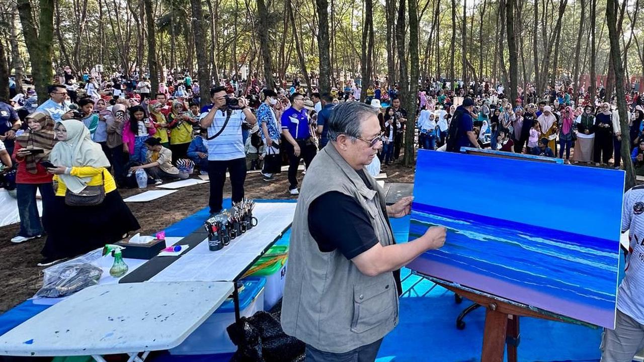 SBY bersama ribuan pelajar melukis bareng di Pantai Dor Pacitan. (Istimewa)