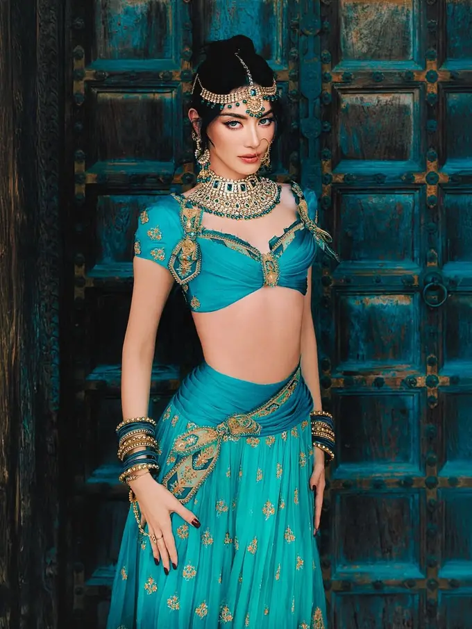 Pesona Davika Hoorne Bak Princess Jasmine dalam Balutan Busana Tradisional India