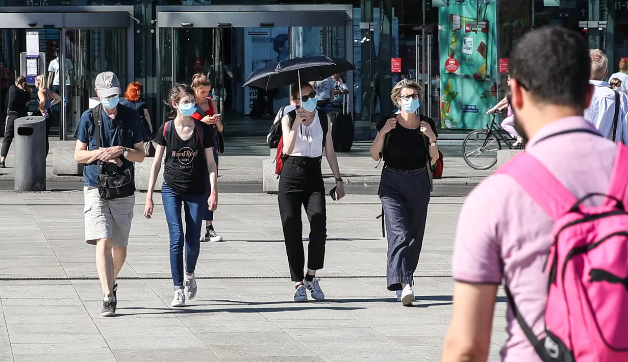 Para pejalan kaki yang mengenakan masker terlihat di Berlin, ibu kota Jerman, pada 6 Agustus 2020. Kasus COVID-19 di Jerman bertambah 1.045 dalam sehari sehingga total menjadi 213.067, seperti disampaikan Robert Koch Institute (RKI) pada Kamis (6/8). (Xinhua/Shan Yuqi)