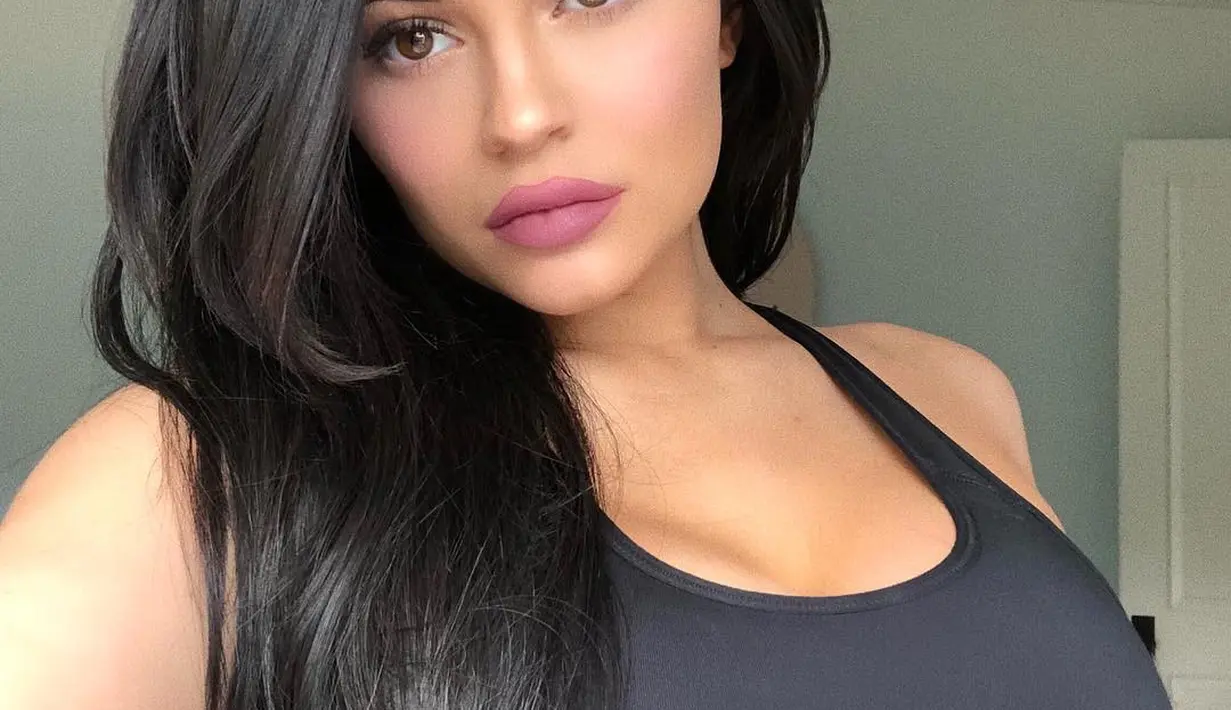 Sejak melahirkan, Kylie terlihat beberapa kali kencan dengan Travis Scott. (instagram/kyliejenner)