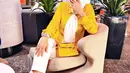 Tak lupa tas branded berupa Hermes Kelly Pochette Jaune Ambre Swift with GFW. Dilansir The Luxury Flavor, harga tas ini diperkirakan Rp227 juta. (Instagram/princessyahrini).