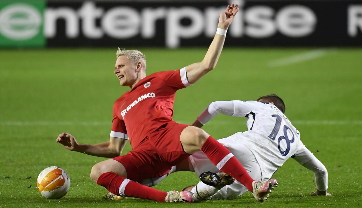 Gelandang Tottenham, Giovani Lo Celso, berebut bola dengan gelandang Antwerp, Simen Juklerod, pada laga lanjutan Liga Eruopa 2020/2021 di BosuilStadion, Jumat (30/10/2020) dini hari WIB. Tottenham kalan 0-1 oleh Antwerp. (AFP/John Thys)