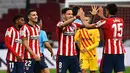 Para pemain Atletico Madrid berselebrasi usai mengalahkan Barcelona pada pertandingan lanjutan La Liga Spanyol di stadion Wanda Metropolitano di Madrid, Spanyol, Sabtu (21/11/2020). Atletico menang tipis atas Barcelona 1-0. (AFP/Gabriel Bouys)