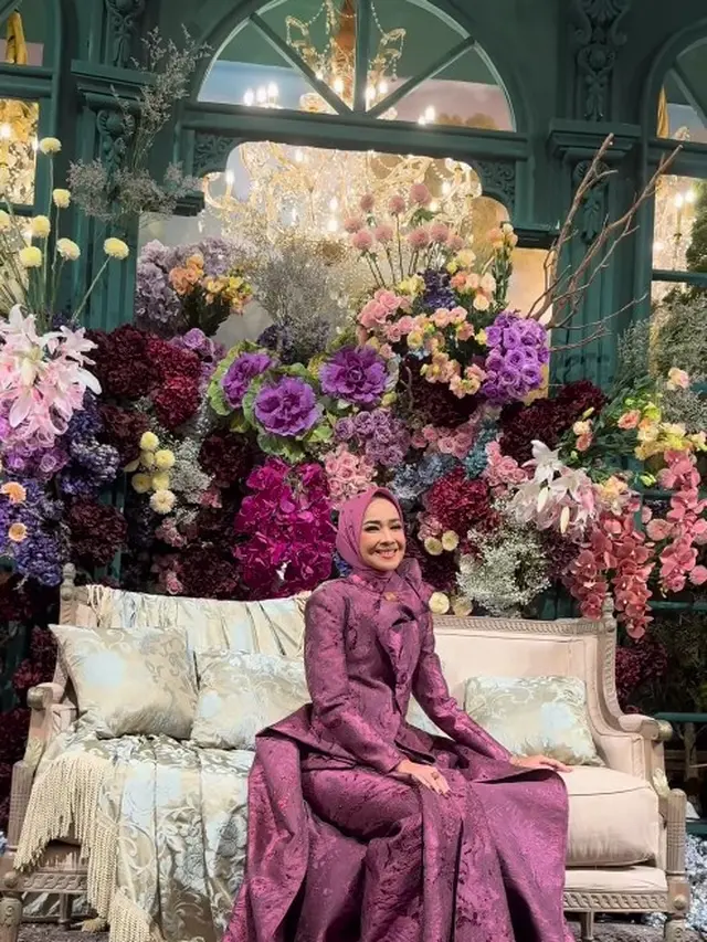 Alya Rohali Pakai Gaun Merah saat Hadiri Pernikahan Sang Putri