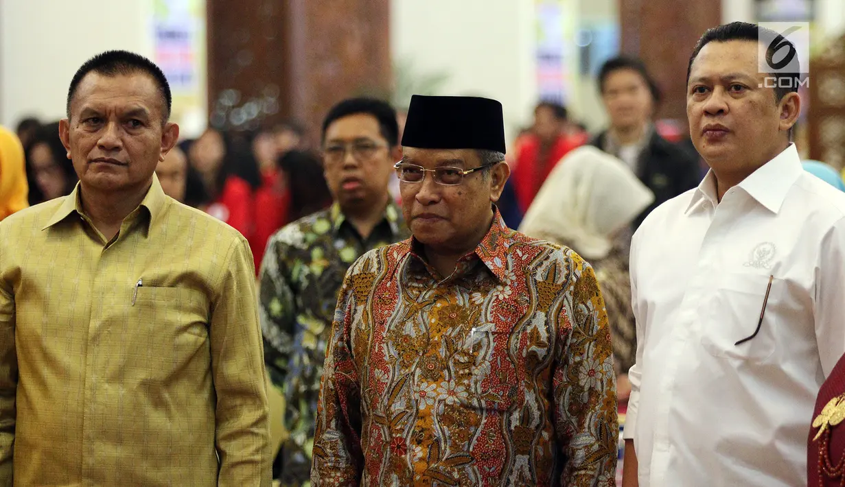 Ketua DPR Bambang Soesatyo atau Bamsoet (kanan) bersama Ketua PBNU Said Aqil Siradj (tengah) dan Sekjen Partai Golkar Lodewijk Frederich Paulus (kiri) hadir dalam peluncuran buku Komunikasi Politik Jokowi di Jakarta, Jumat (9/3). (Liputan6.com/JohanTallo)