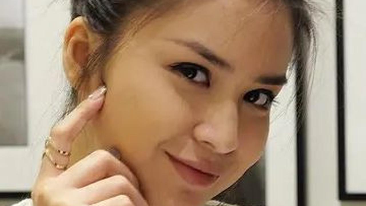 Setelah menikah dengan Junior Liem pada usia 25 tahun, potret Putri Titian tetap memancarkan kesan segar dan muda. Wajahnya yang abadi seperti ABG mencuri perhatian.