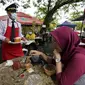 Azrin Mohamad Zawawi menyajikan hidangan kepada pelanggan di warung makannya di Subang Jaya, Malaysia, Rabu (4/11/2020). Kapten Azrin, mantan pilot maskapai Malindo itu bersama 2.200 karyawan lainnya kehilangan pekerjaan usai di-PHK pada akhir Oktober akibat virus corona. (AP Photo/Vincent Thian)