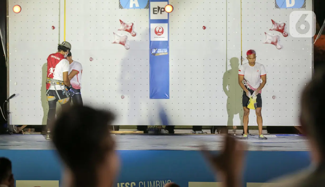 Atlet panjat tebing Indonesia Aspar Jailolo (kanan) bersiap bertanding melawan atlet panjat tebing Indonesia Kiromal Katibin pada final kategori speed dalam Kejuaran Dunia Panjat Tebing 2022 (International Federation of Sport Climbing/IFSC) di Jakarta, Sabtu (24/9/2022). Aspar berhasil mengalahkan lawan yang juga kompatriotnya, Kiromal Katibin. Catatan waktu Aspar adalah 5,39 detik. (Liputan6.com/Faizal Fanani)