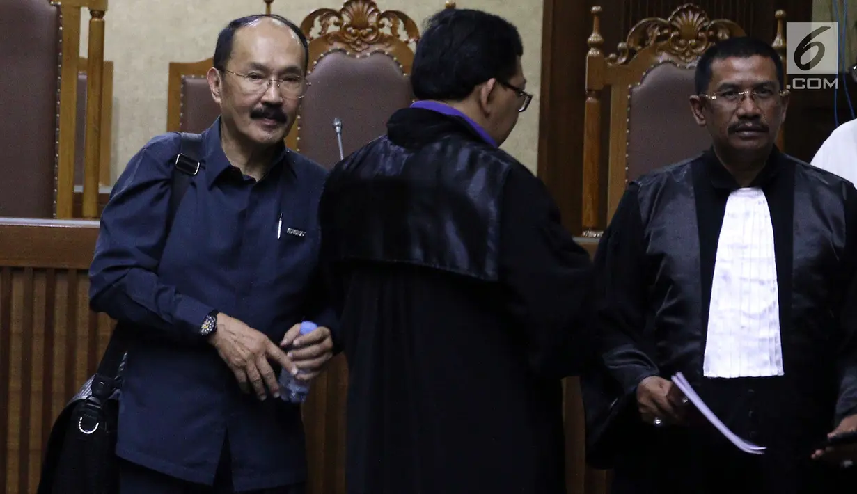 Pengacara tersangka kasus E-KTP Setya Novanto, Fredrich Yunadi usai menjalani sidang pembacaan eksepsi di Pengadilan Tipikor, Jakata, Kamis (15/2). (Liputan6.com/JohanTallo)