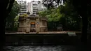 Penampakan bekas kebun binatang yang ditempati Sandra di Buenos Aires, Argentina, Selasa (16/5). Kebun Binatang tempat tinggal Sandra kini telah ditutup dan dijadikan Eco Parque (taman) oleh pemerintah setempat. (AP / Natacha Pisarenko)