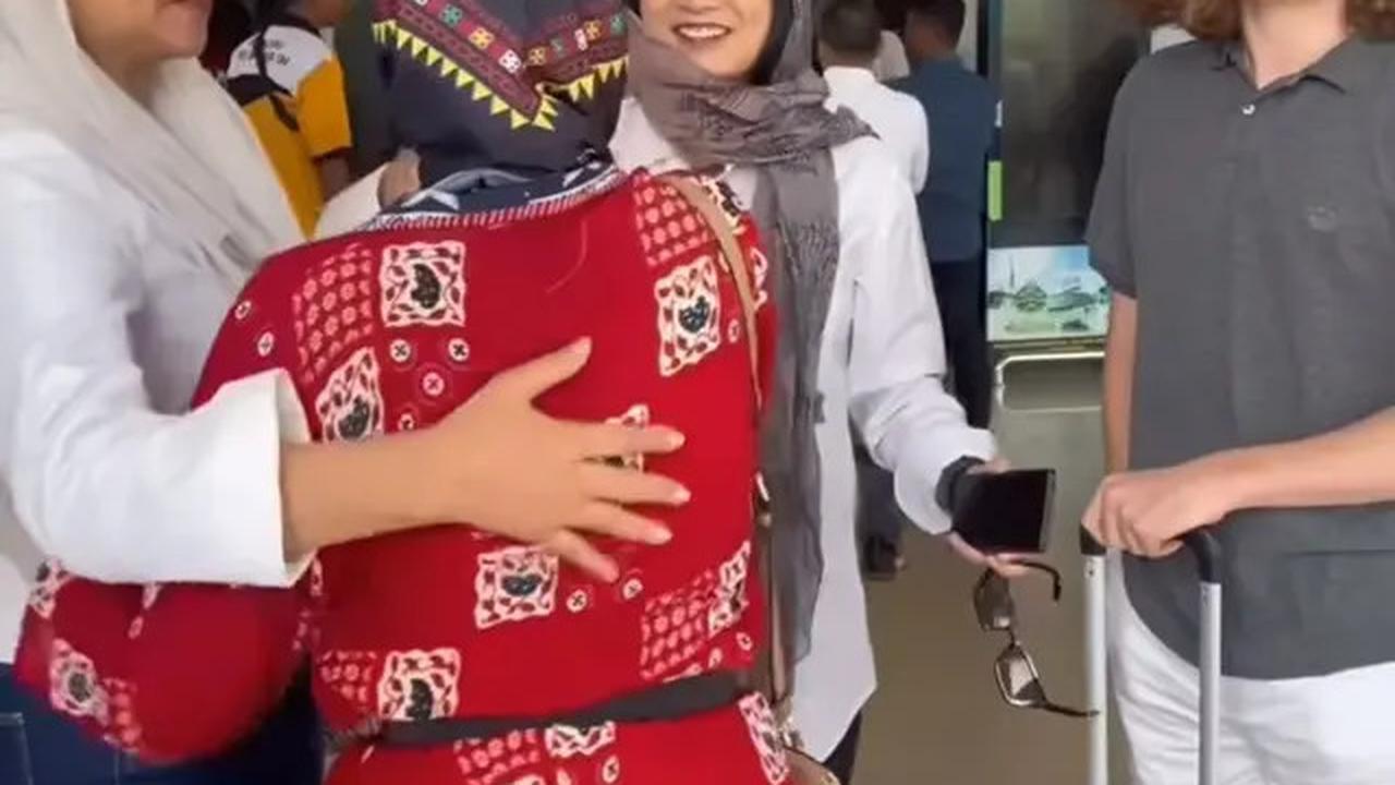 Isi Acara di Kampus Aceh, Ini 7 Potret Leony saat Berkerudung Ditemani Pacar Bule