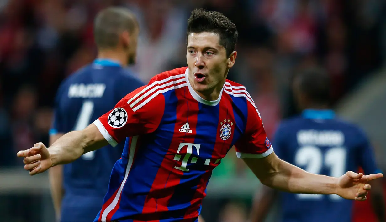 Penyerang Bayern Muenchen, Robert Lewandowski merayakan selebrasi usai mencetak gol ke gawang Porto di leg kedua perempat final Liga Champions di Allianz Arena, German, Rabu (22/4/2015). Bayern Muenchen menang 6-1 atas Porto. (Reuters/Michael Dalder)