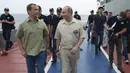 Presiden Rusia Vladimir Putin (kanan) berbincang dengan PM Dmitry Medvedev usai menjajal kapal selam mini memasuki perairan Laut Hitam saat ekspedisi di Sevastopol, Crimea, Rusia, Selasa (18/8/2015). (REUTERS/Alexei Nikolsky/RIA Novosti/Kremlin)