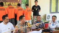 Wakapolres Manggarai Barat Kompol Budi Guna Putra saat memberi keterangan pers terkait empat tersangka kasus penyelundupan anak komodo (Liputan6.com/Ola Keda)