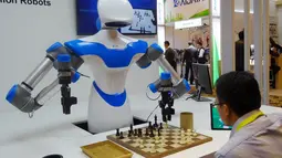 Sebuah robot bermain catur melawan pengunjung saat pameran Consumer Electronic Show (CES) 2017 di Las Vegas, AS (8/1). Robot ini dikembangkan oleh Taiwan Industrial Technology Research Institute yang dilengkapi "intelligent vision system". (AFP/Rob Lever)