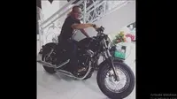 Suel berpose di atas sepeda motor Motor Harley-Davidson Forty-Eight. (Instagram @ferdinan)