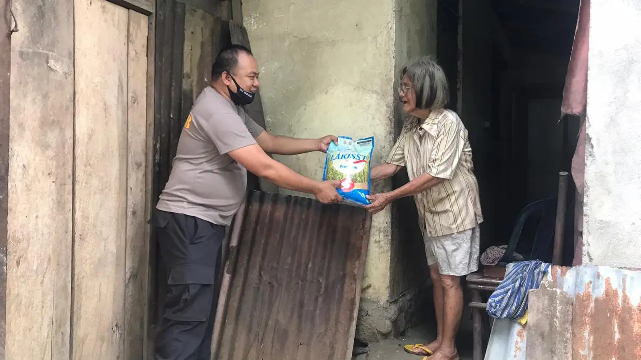 Netty Lumentut, warga Kelurahan Singkil II, Lingkungan 3, Kecamatan Singkil, Kota Manado menerima bantuan berupa bahan pokok.
