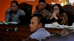 Sidang lanjutan praperadilan Budi Gunawan kembali digelar di Pengadilan Negeri Jakarta Selatan. Tampak AKBP Hendi F Kurniawan memperhatikan pertanyaan saat menjadi saksi, Jakarta, Selasa (10/2/2015). (Liputan6.com/Johan Tallo)