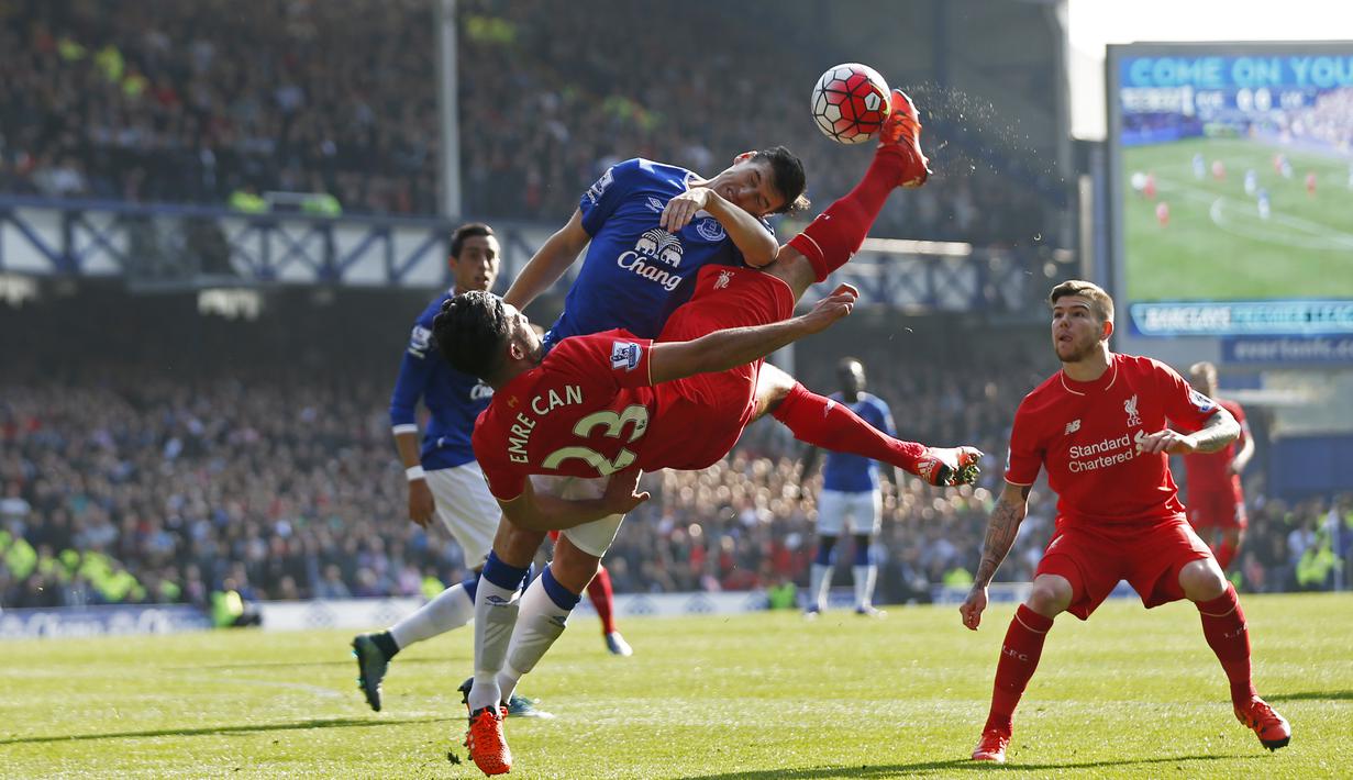 Pemain Liverpool Emre Can berebut bola dengan pemain Everton Gareth Barry dalam lanjutan Liga Premier Inggris di Goodison Park, Minggu (04/10/2015). Liverpool dan Everton bermain imbang 1-1. (Action Images via Reuters / Lee Smith)