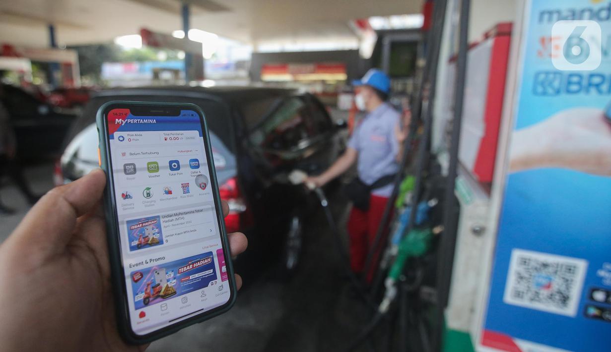 <p>Warga menunjukan aplikasi MyPertamina saat mengisi bahan bakar pertalite di SPBU Pertamina Abdul Muis, Jakarta, Kamis (30/6/2022). PT Pertamina (Persero) melalui anak usahanya, PT Pertamina Patra Niaga, akan melakukan uji coba pembelian Pertalite dan Solar secara terbatas bagi pengguna yang sudah terdaftar pada sistem MyPertamina, mulai 1 Juli mendatang. (Liputan6.com/Faizal Fanani)</p>