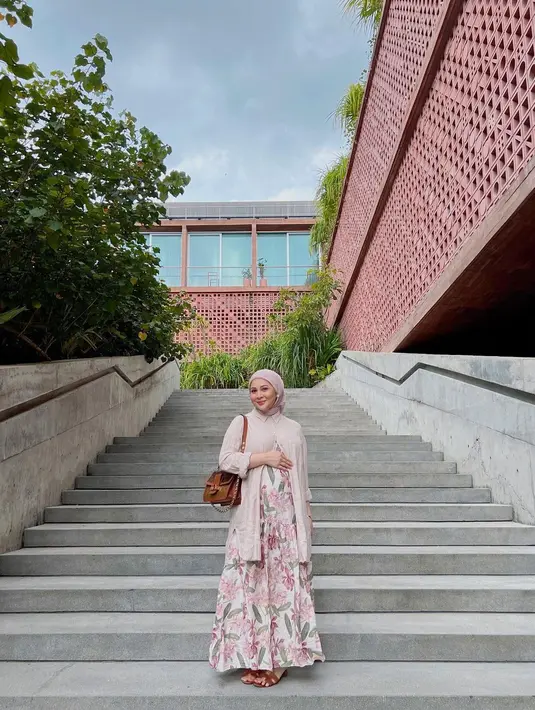 Buat kamu yang suka layering, gaya Kesha Ratuliu dengan padu padan cardigan dan floral dress bisa jadi pilihan. [@kesharatuliu05]