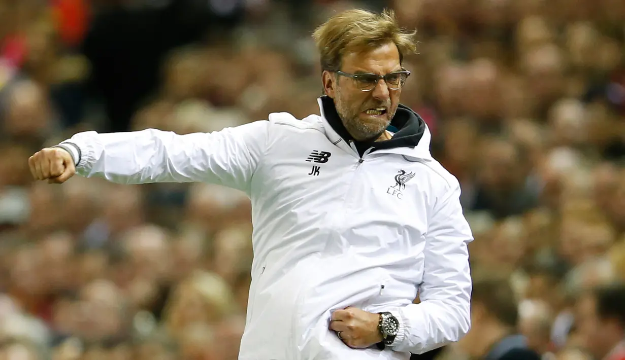 Pelatih Liverpool, Juergen Klopp berselebrasi usai anak buahnya mencetak gol kegawang Villarreal pada leg kedua liga Europa di stadion Anfield, Liverpool, Inggris, (5/6). Liverpool menang atas Villarreal dengan skor 3-0. (Reuters/Lee Smith)