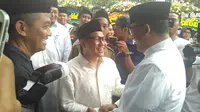 Calon Gubernur DKI Anies Baswedan disambut Cak Imin saat menghadiri pemakaman KH Hasyim Muzadi.