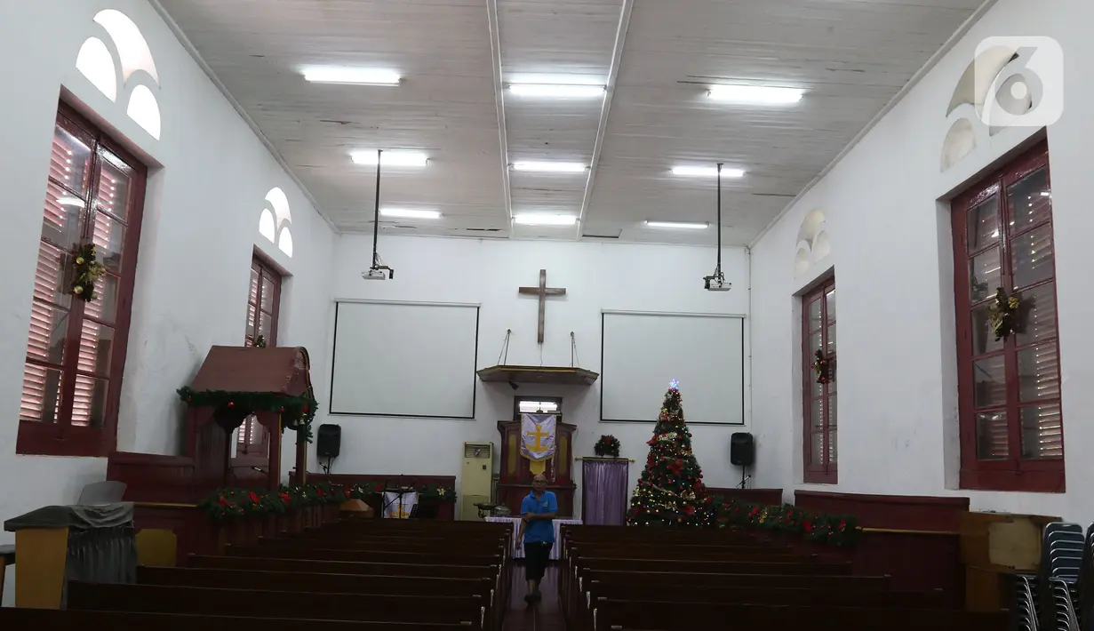 Suasana Gereja Tugu di Jakarta, Senin (23/12/2019). Sejumlah perlengkapan ibadah telah disiapkan untuk menyambut Natal. (Liputan6.com/Herman Zakharia)