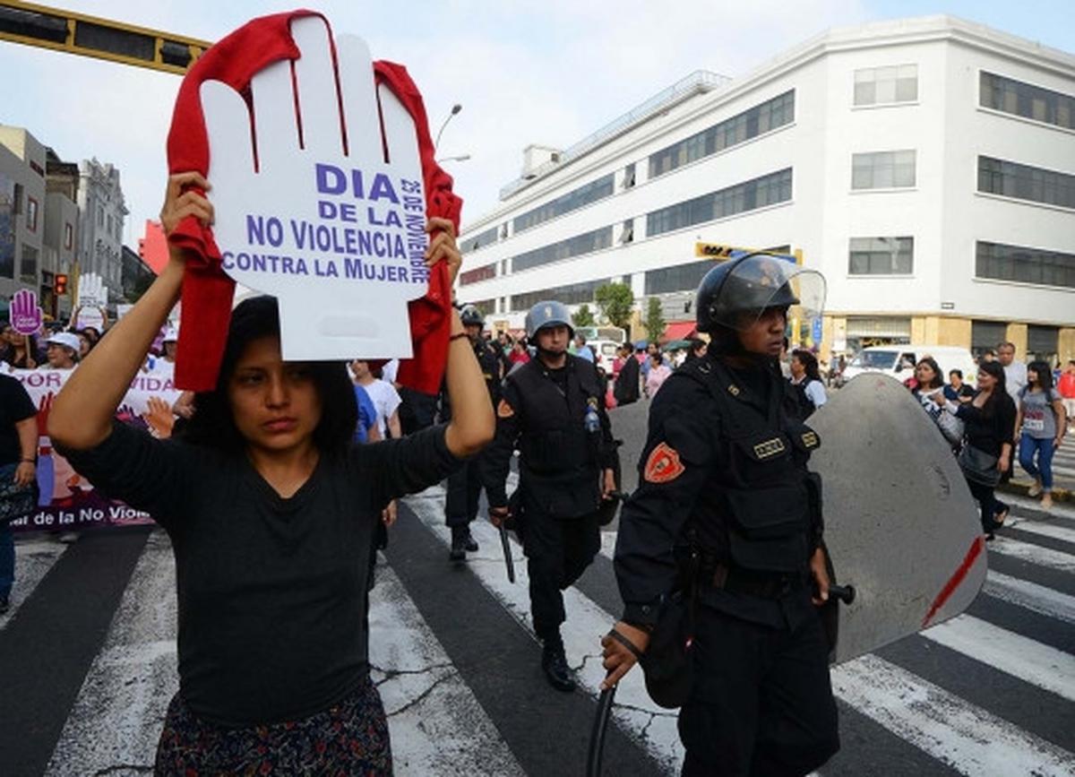 Wanita Peru umbar payudara serukan antikekerasan terhadap perempuan