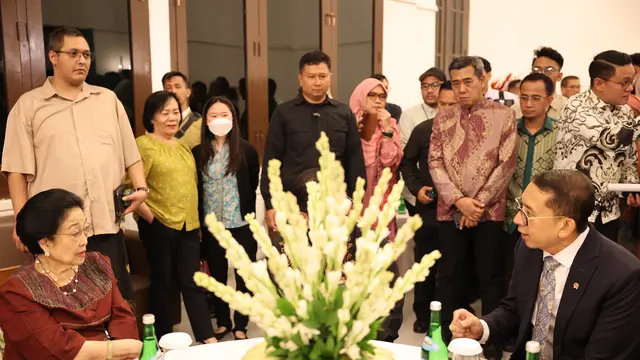 Ketua Umum DPP PDI Perjuangan (PDIP) Megawati Soekarnoputri saat menghadiri pertunjukan teater seni musik kerja sama antara Indonesia dan Uzbekistan di GKJ, Jakarta.