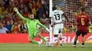 <p>Penjaga gawang Portugal, Diogo Costa melakukan penyelamatan saat bertanding melawan Spanyol pada pertandinga perdana Grup B Nations League 2022 di Stadion Benito Villamarin, di Seville, Spanyol, Jumat (3/6/2022). Spanyol bermain imbang dengan Portugal 1-1. (AP Photo/Jose Breton)</p>
