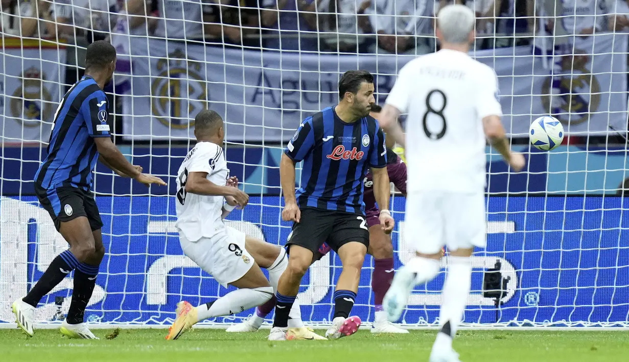 Striker Real Madrid, Kylian Mbappe (kedua kiri) mencetak gol kedua timnya ke gawang Atalanta pada laga Piala Super Eropa 2024 di Narodowy Stadium, Warsawa, Polandia, Rabu (14/8/2024). (AP Photo/Darko Bandic)
