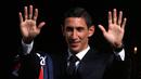 Pemain asal Argentina, Angel Di Maria menyapa fansnya usai konferensi pers di  Prancis, Kamis (7/8/2015) waktu setempat. Pemain sayap Timnas Argentina itu telah menandatangani kontrak empat tahun dengan Paris St Germain (PSG). (REUTERS/Christian Hartmann)