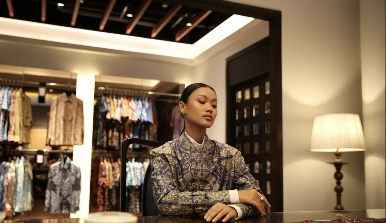  Fimela/ Batik: Iwan Tirta/ Makeup: Laura Mercier/ Hair: Shiseido Professional Indonesia/ Model: Mazzaya from Studio47)