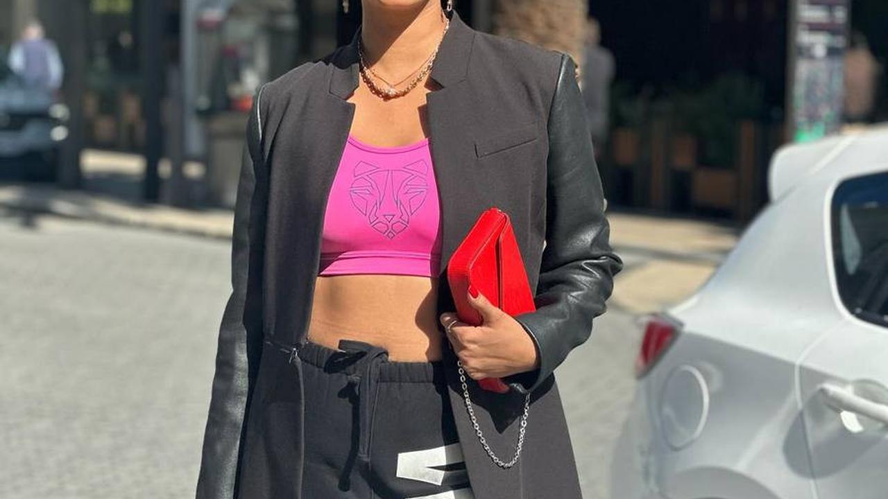 Outfit Hitam dan Pink Dipadukan Clutch Bag Merah