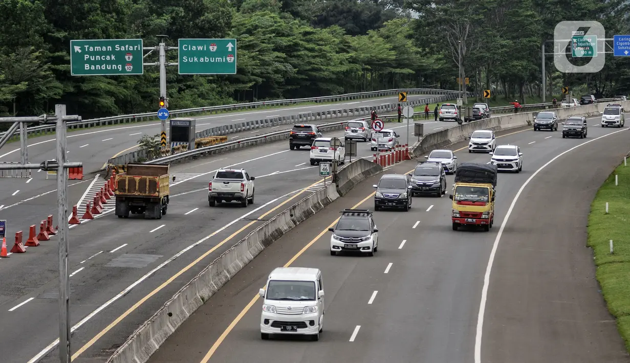 Arus kendaraan arah Jakarta saat melintas di Tol Jagorawi, Bogor, Jawa Barat, Minggu (2/1/2022). PT Jasa Marga (persero) Tbk. mencatat lebih dari 137 ribu kendaraan kembali ke Jakarta melalui jalan tol pada puncak arus balik libur Tahun Baru 2022. (merdeka.com/Iqbal S. Nugroho)