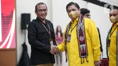 Ketua Komisi Pemilihan Umum (KPU) Hasyim Asy'ari (kanan) menyambut kedatangan Ketua Umum Golkar Airlangga Hartarto saat Pendaftaran Partai Politik Calon Peserta Pemilu tahun 2024 di Gedung KPU, Jakarta, Rabu (10/8/2022). Diketahui, Golkar mendaftarkan diri bersama dengan parpol lainnya di Koalisi Indonesia Bersatu yakni PAN dan PPP. (Liputan6.com/Faizal Fanani)